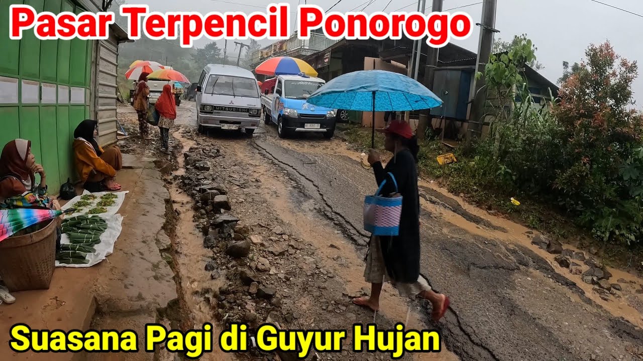 Suasana Pasar Terpencil di Ponorogo Ketika Hujan Deras Mengguyur 