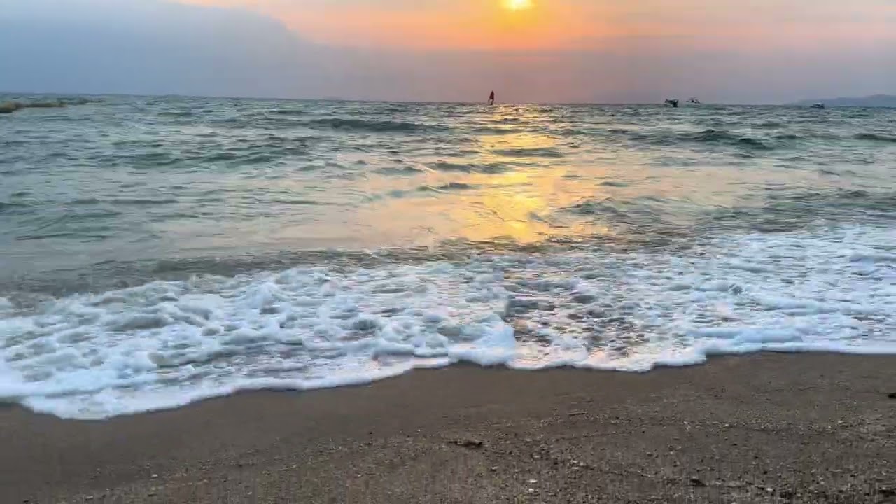 ปล่อยใจให้ลอยไปกับคลื่น ให้ทะเลช่วยบำบัดหัวใจ🌊❤️🕊️#คลื่นทะเล #ตะวันตกดิน #ทะเลสวย #ฮีลใจ 