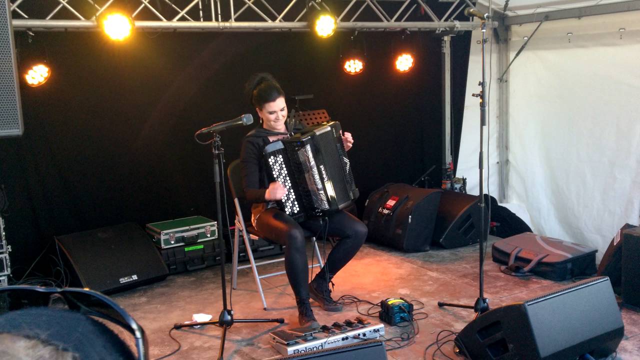 Netta Skog  - over the hills & Sweet Child O' Mine