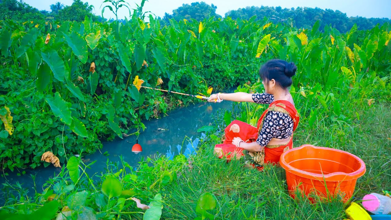 Fishing video || Beautiful lady tries fishing with unique natural bait || Fishing traps