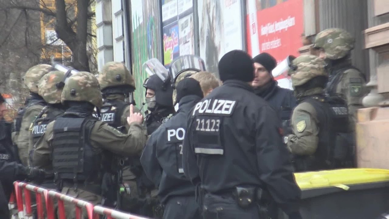 SEK Nordbayern holt 3 Personen aus Haus an Sperrzone des OSZE-Treffen in Hamburg am 08.12.16