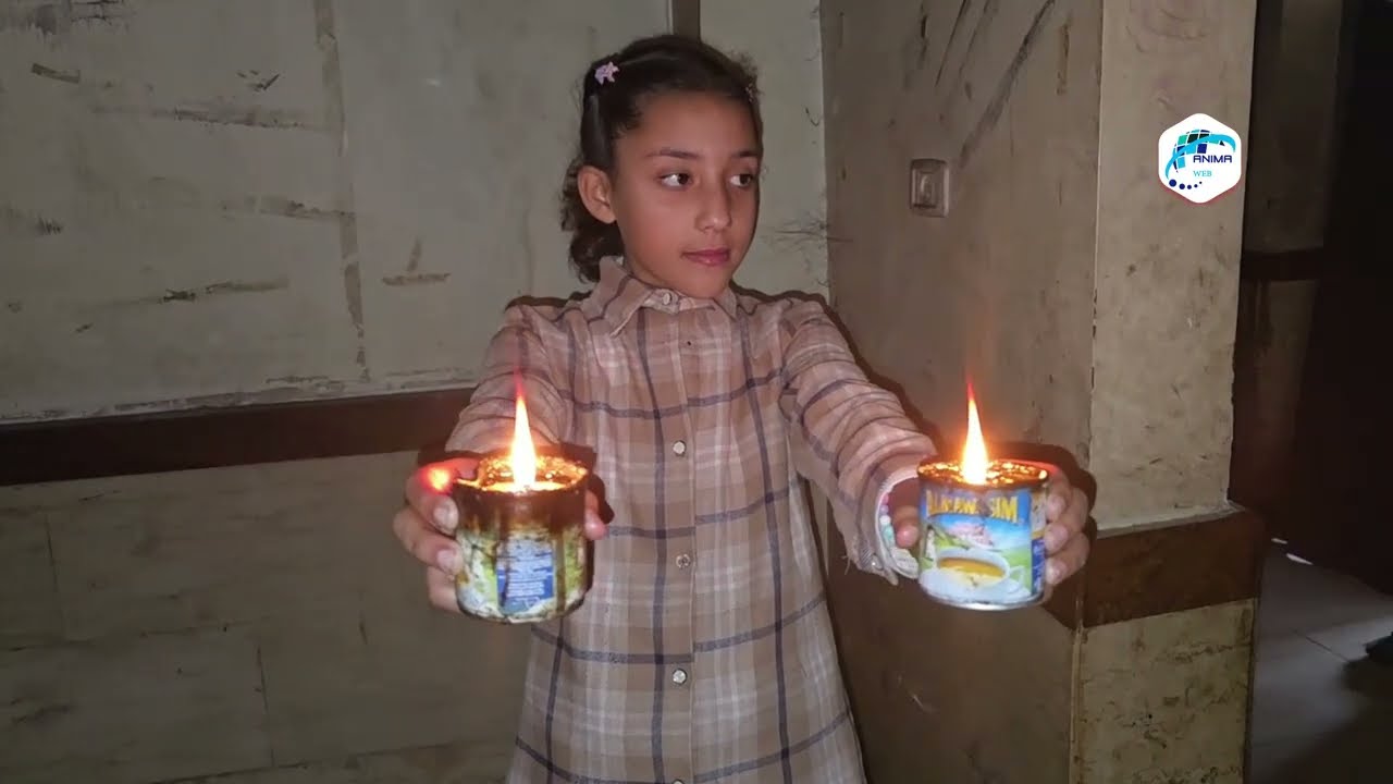 حين يغيب الكهرباء.. طفلة في غزة تبتكر نور الخيمة