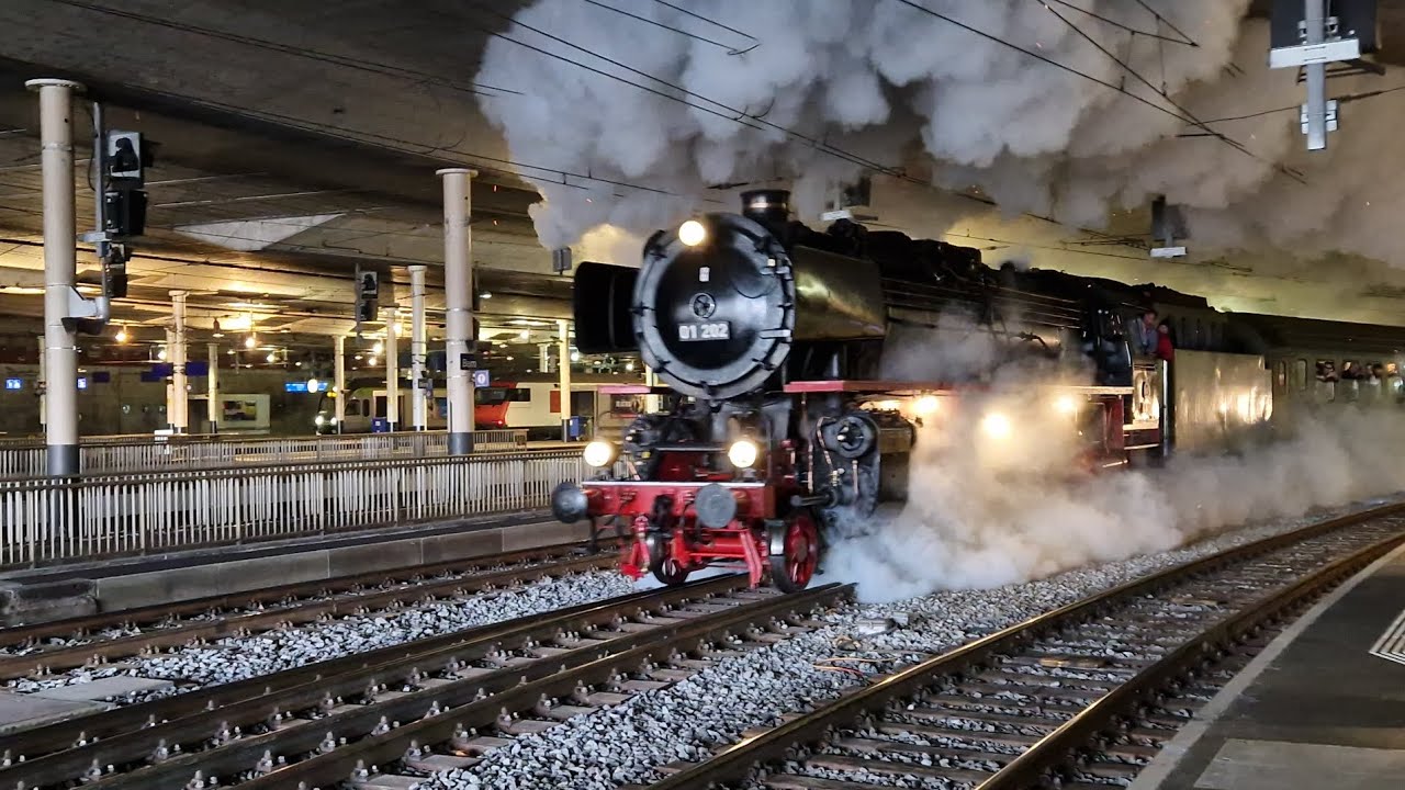Br 01 202 mit gehörigem Druck bei der Ausfahrt in Bern