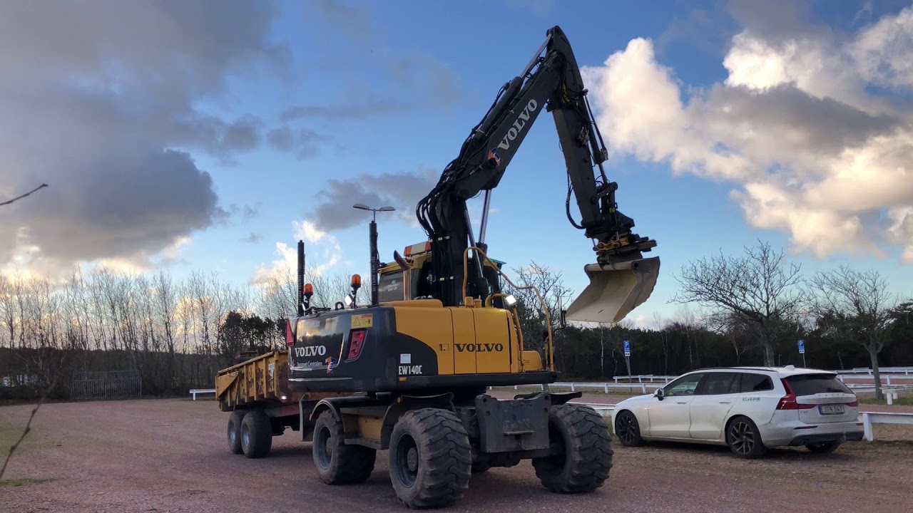 K&ouml;p Hjulgr&auml;vare Volvo EW140C med tiltrotator, vagn och skopor p&aring; Klaravik