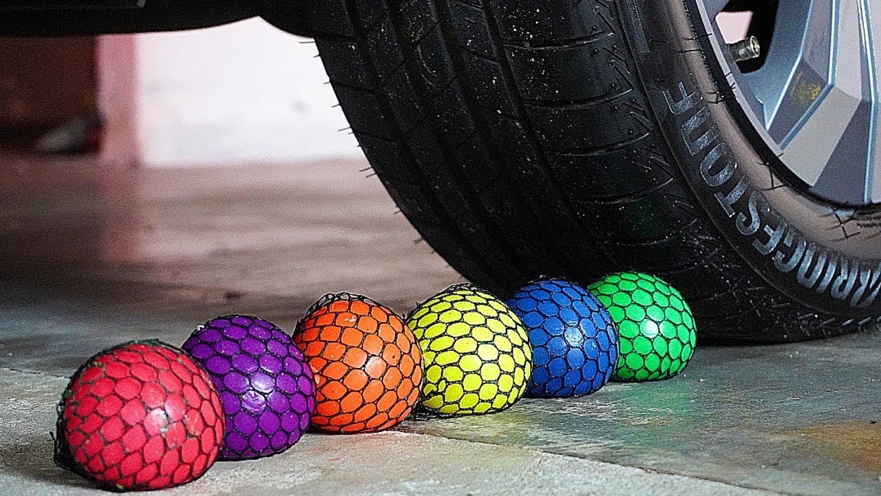 ESMAGANDO COISAS CROCANTES E MACIAS DE CARRO! Experi&ecirc;ncia: Carro VS Bolinha Anti Stress de Slime