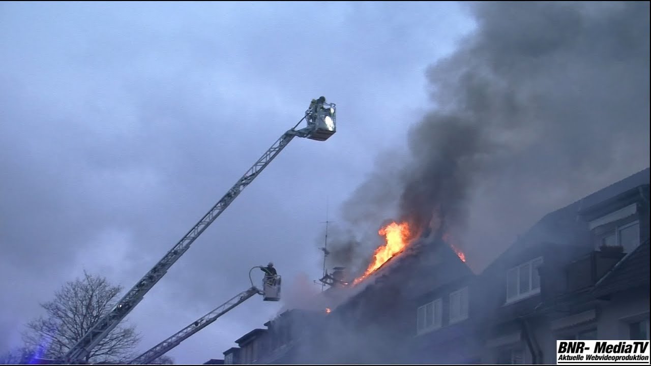[Dachstuhl brennt komplett aus] Feuerwehr stundenlang im Einsatz in Essen~ inkl. O-TON