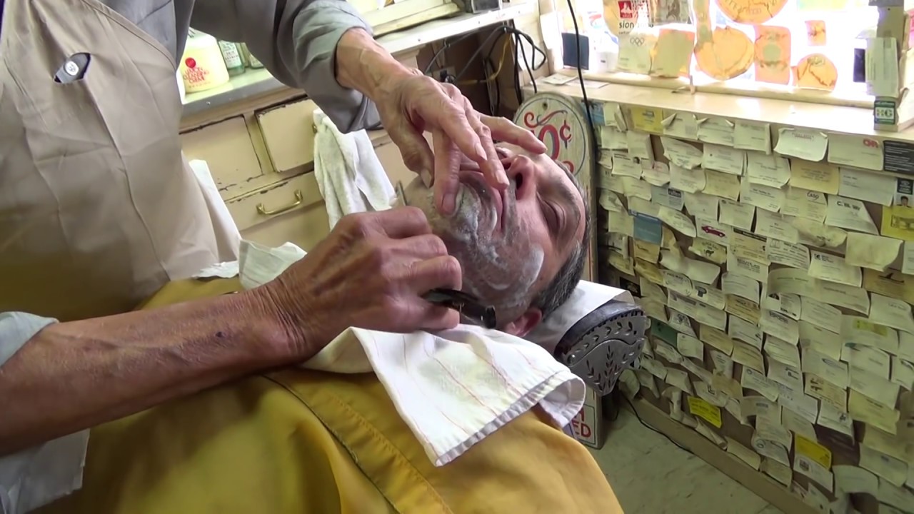 Rasage à l'ancienne par Angel DELGADILLO 87 ans sur la ROUTE 66