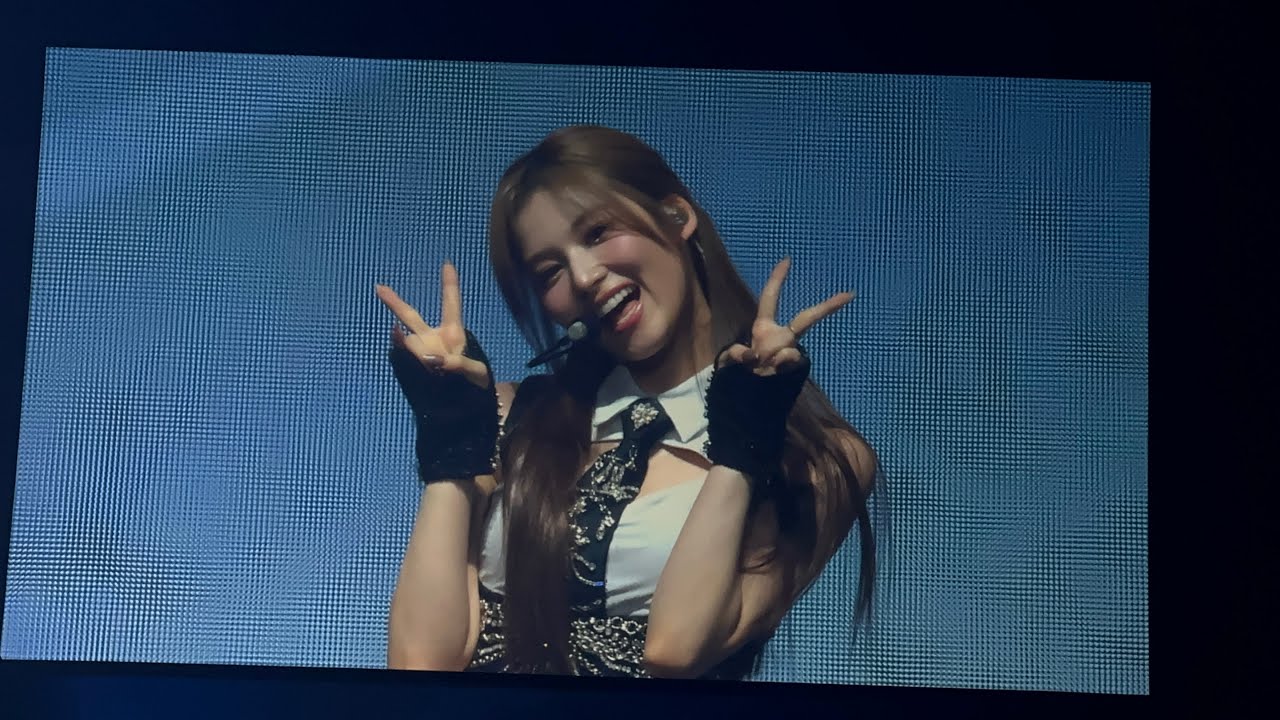 TWICE - PRESENTATION @ PARIS ACCOR ARENA 230911