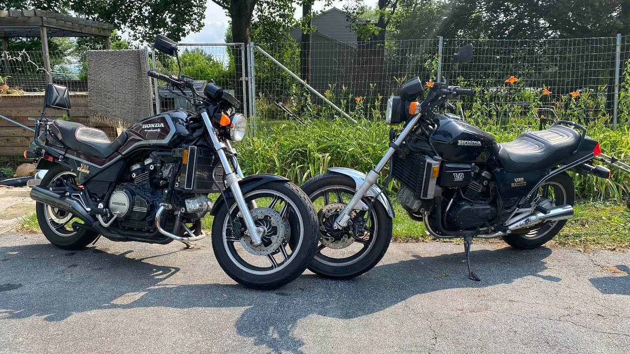 Сравнение характеристик мотоциклов Honda V65 Sabre VF1100S 1984 года и Honda V45 Sabre VF750S 198...