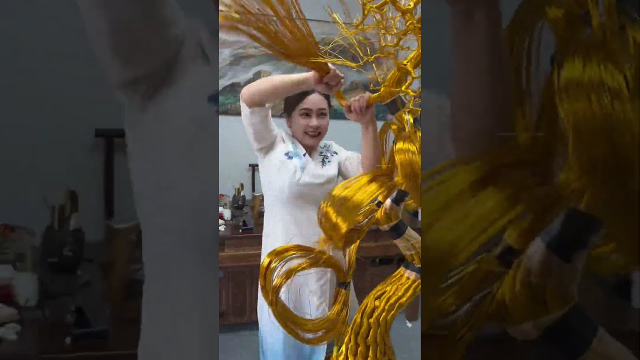 Little girl crafts a golden tree from 10,000 iron wires by hand!