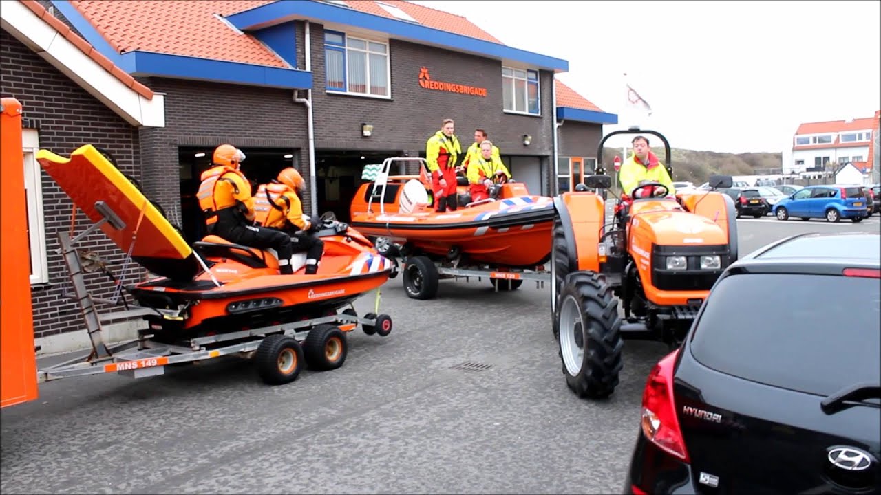 Uitruk alarmploeg reddingsbrigade Monster voor surfer in problemen