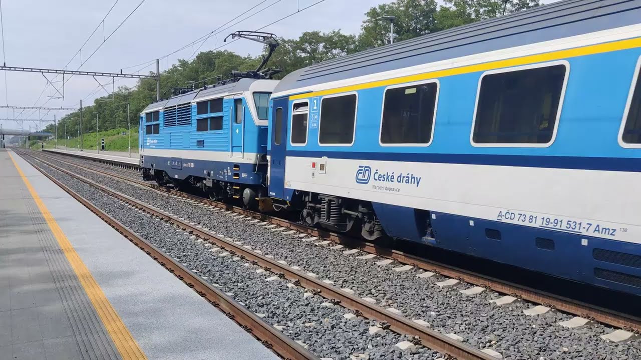 CD 151 020 with CD coaches passing through Cerhenice at high speed