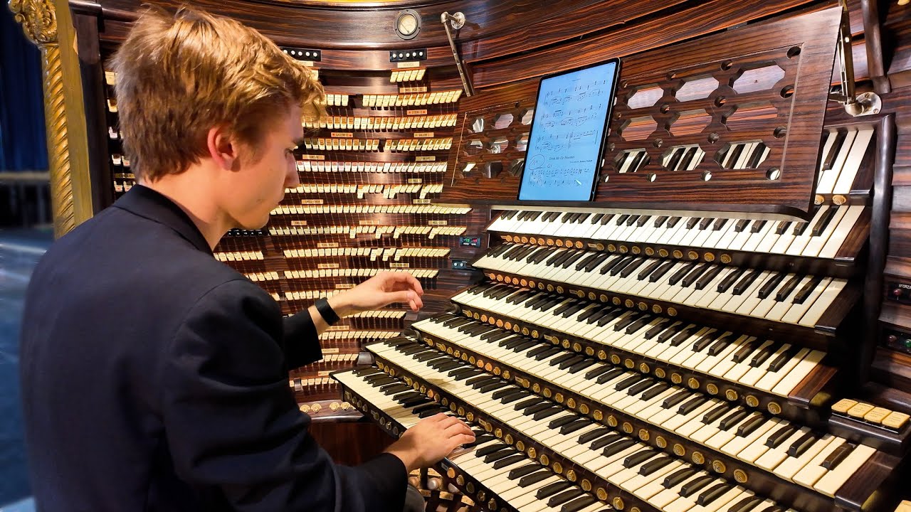 Pirates of the Caribbean on largest organ in the World!