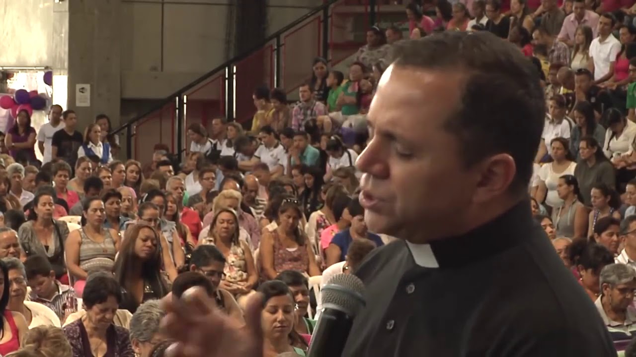 A la espera del Salvador, Padre John Mario Montoya
