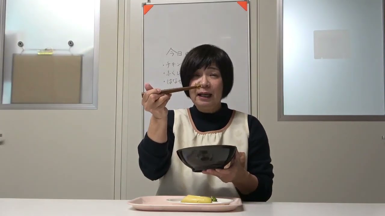 ともべ幼稚園　今日の給食「チキンカレー」を食べる