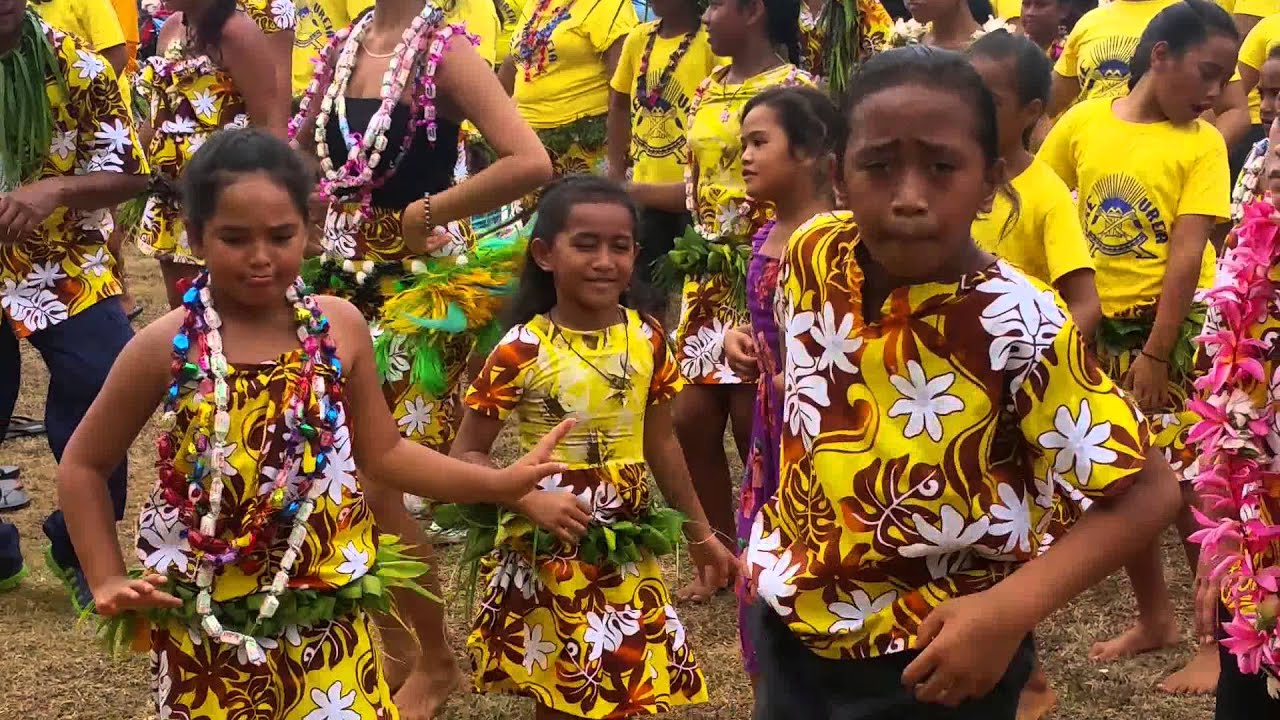 Aitutaki drumming 2015(2)