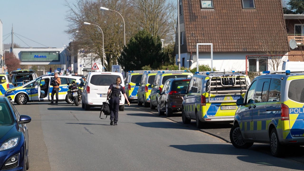 [MESSERANGRIFF IN GRONAU] Hausmeister in Asylunterkunft niedergestochen - Täter flüchtig Großeinsatz