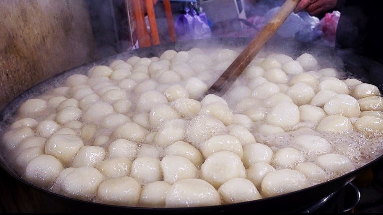 燒麻糬巨鍋開煮！精選全台3間最療癒的燒麻糬製作