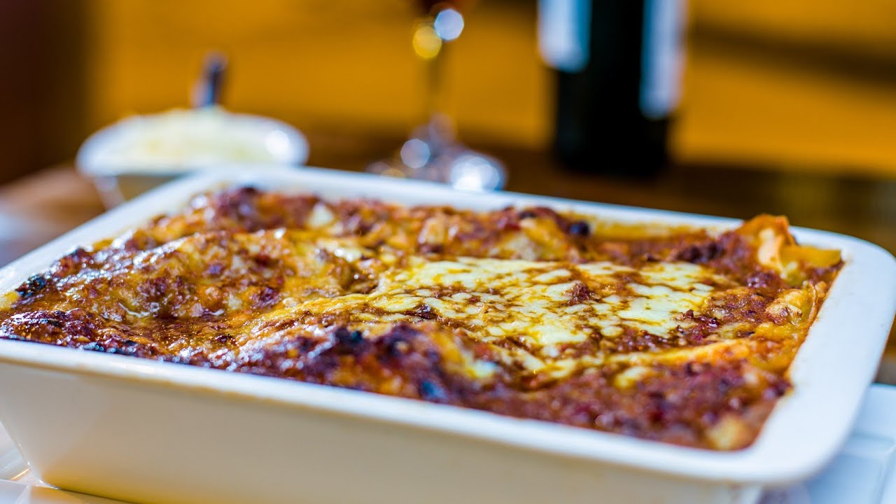 Musaca de cartofi cu carne tocată la cuptor | Rețetă tradițională rom&acirc;nească, cremoasă și gustoasă