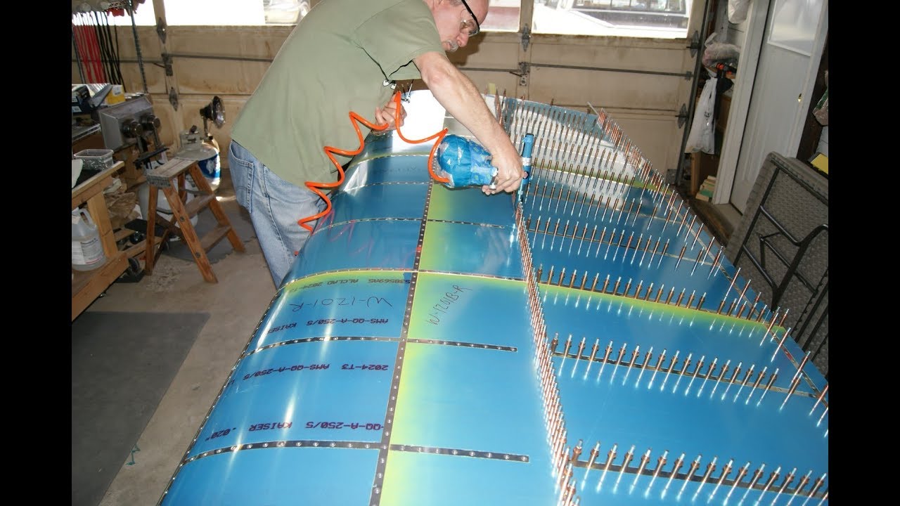 Dois tipos principais de rebites usados em aeronaves