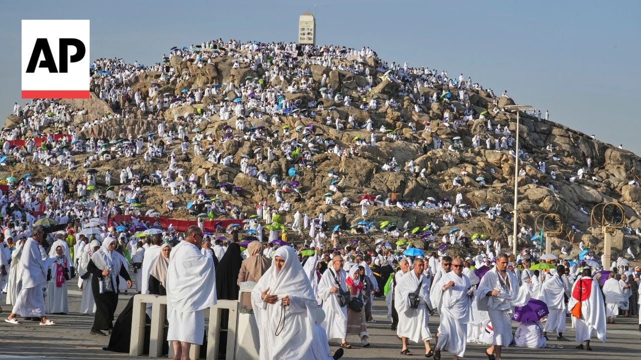 Timelapse: Muslim pilgrims climb Mount Arafat during Hajj