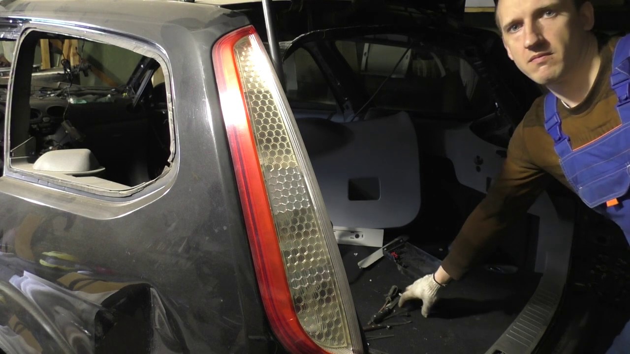 FORD FOCUS II Wagon - Rear Taillight Removal