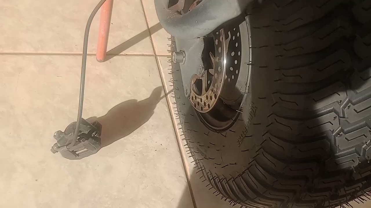 Troca de pneu scooter elétrica.