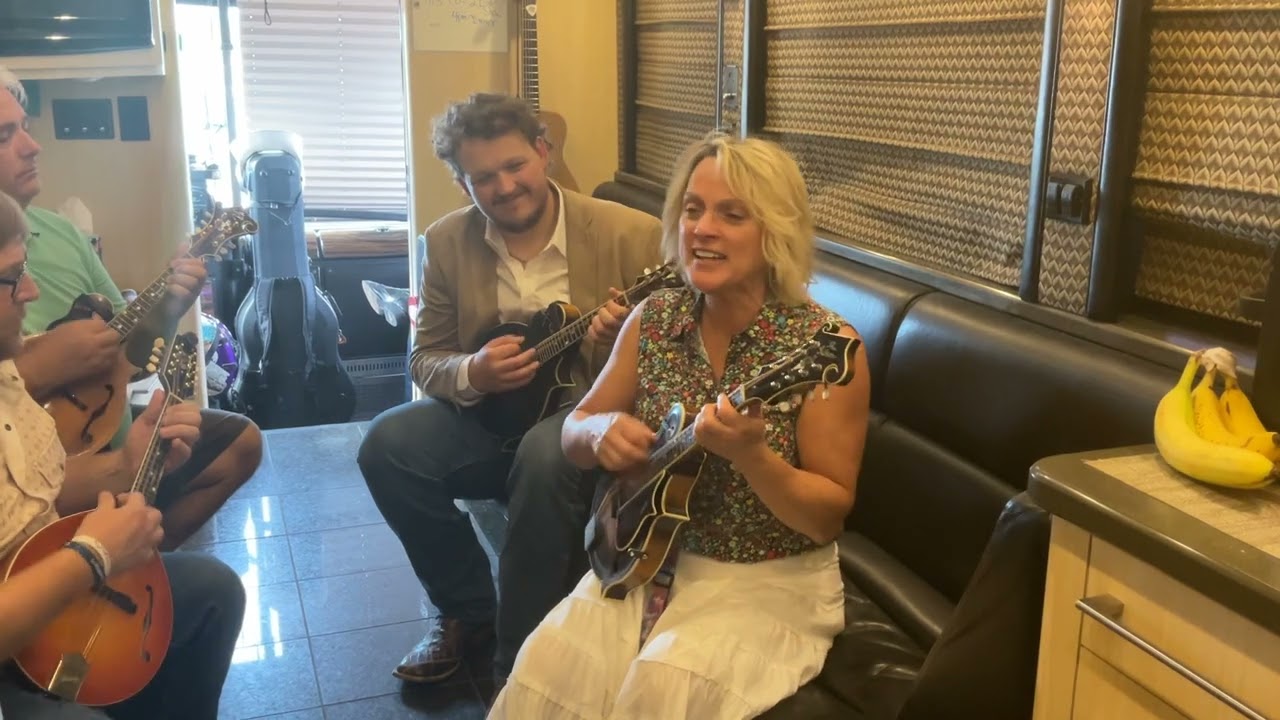 Rhonda Vincent playing Blue Moon of Kentucky on the Karasik Lloyd Loar signed Gibson #71839