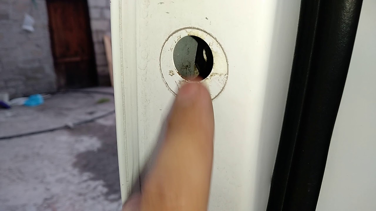 Cómo quitar la manija exterior de la puerta delantera del conductor del tiida(donde entra la llave)
