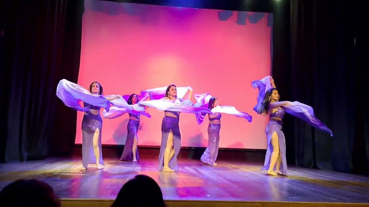 Dança do ventre com véu. Studio Brysa Mahaila. 2025