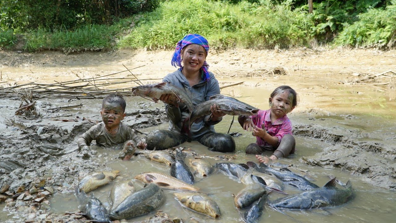 Caught a giant school of strange fish, brought them to the market to sell with his little daughter