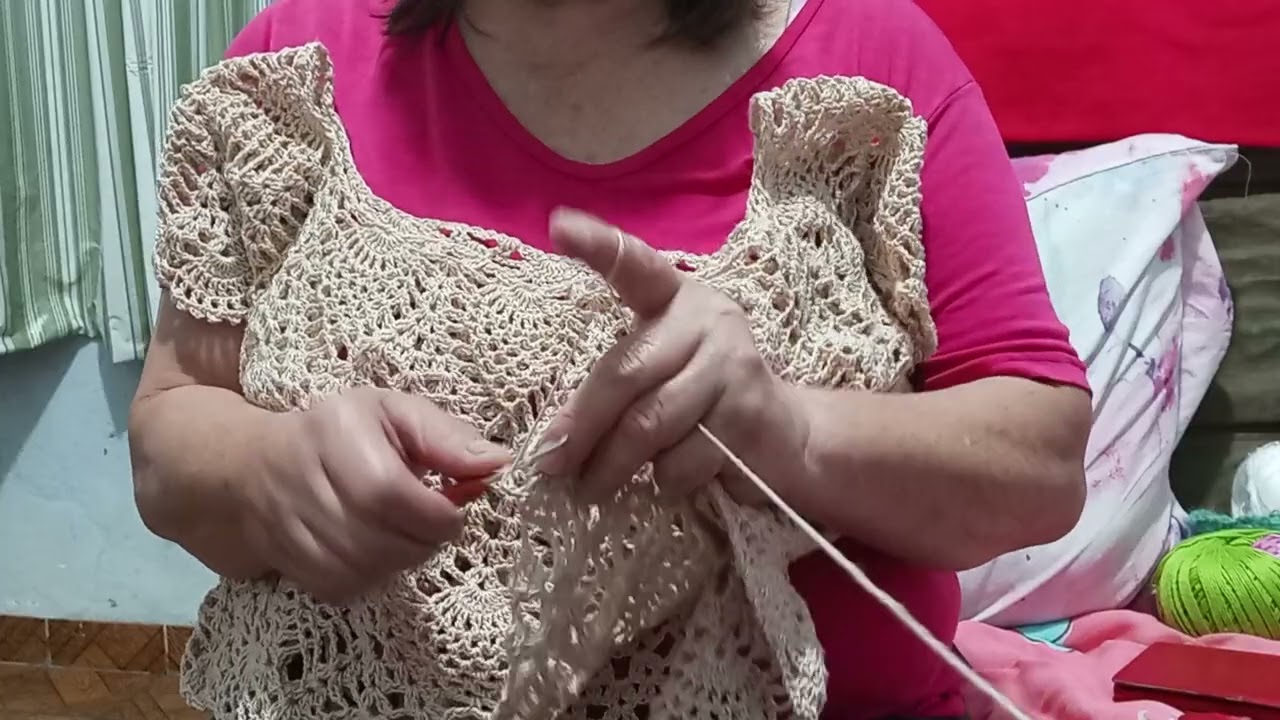 blusa em fio Anne. cor porcelana   ,desenho abacaxi. maravilha de tecer