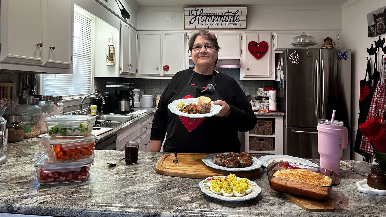 Экономный февраль: возня на кухне, выполнение дел для экономии времени и денег.