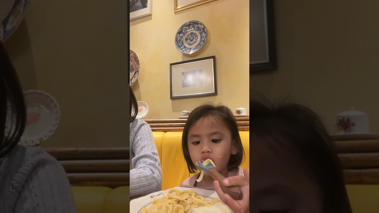 Njai laper mau mam dulu,tapi kasian njai kesusahan