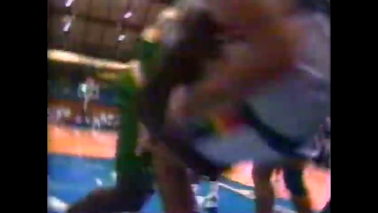 Shawn Kemp tackles Scott Hastings ('92 Preseason)