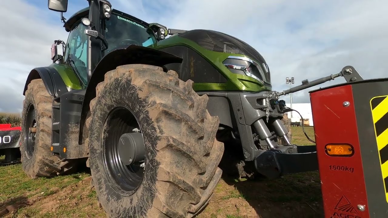 2023 Valtra Q305 Unlimited 7.4 Litre 6-Cyl Diesel Tractor (305 HP) SIP Mower Combi #Edwards&Farmer