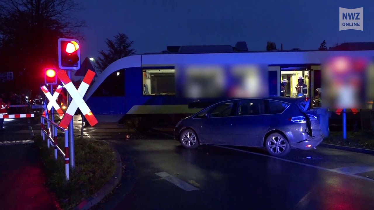 Auto und Nordwest-Bahn stoßen zusammen
