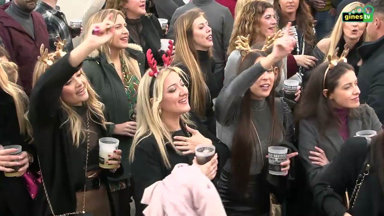Gines disfrutó de su 'Tardeo de Nochebuena' con un ambiente inmejorable y la música de Paco Canalla