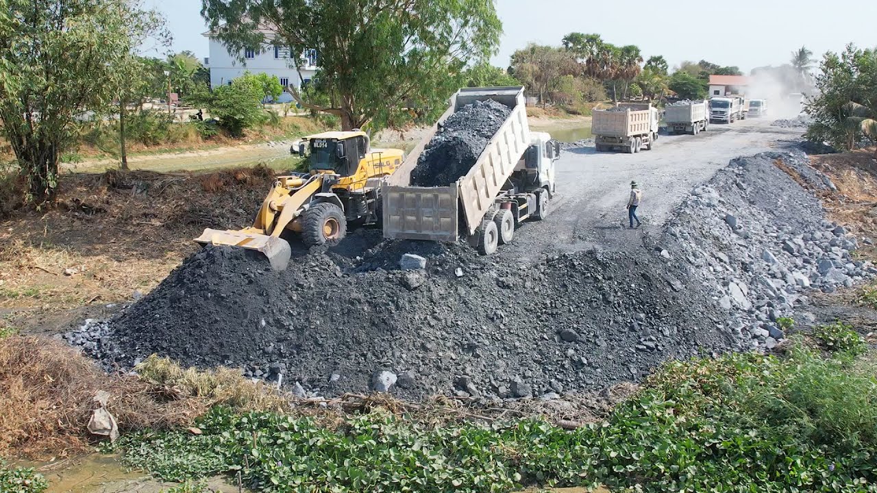 Huge Size Lake Filling Nice Operation By Skills Wheel Loader Pushing Stones, 25t Dump Trucks