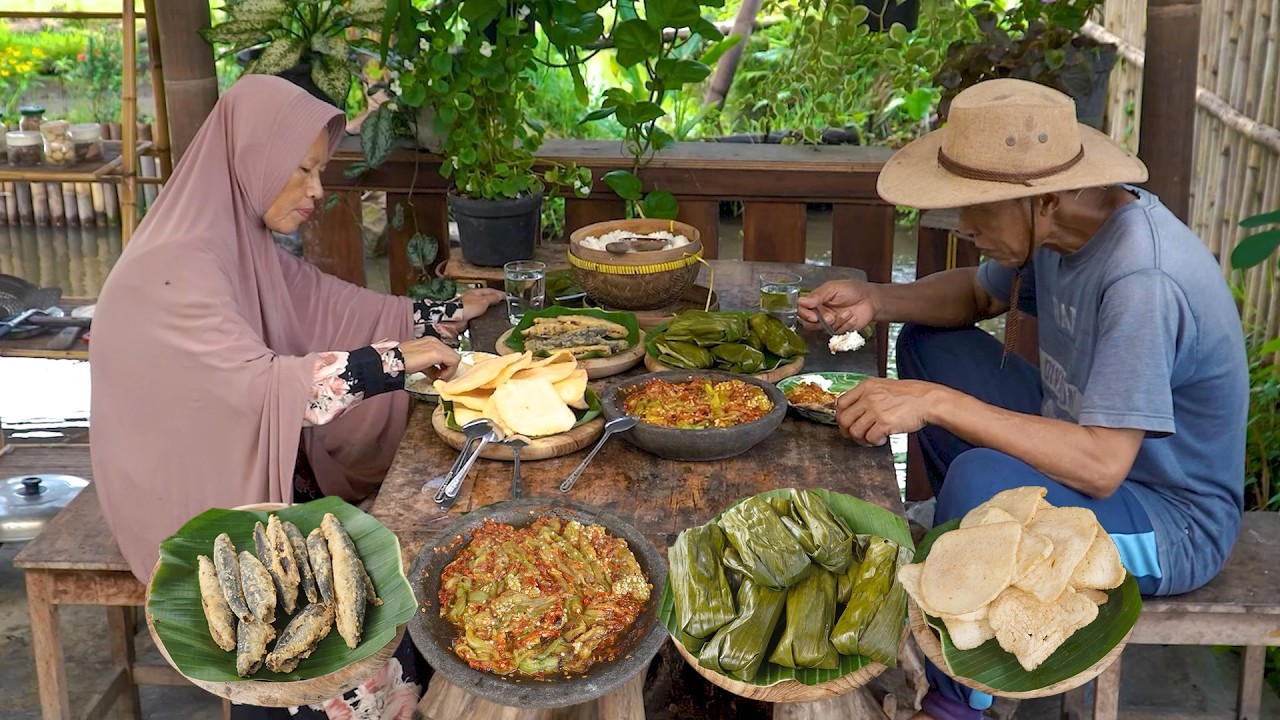 Memetik Terong Ijo di Kebun | Masak Sambal Terong Suwir, Pindang Goreng dan Nagasari Roti Tawar