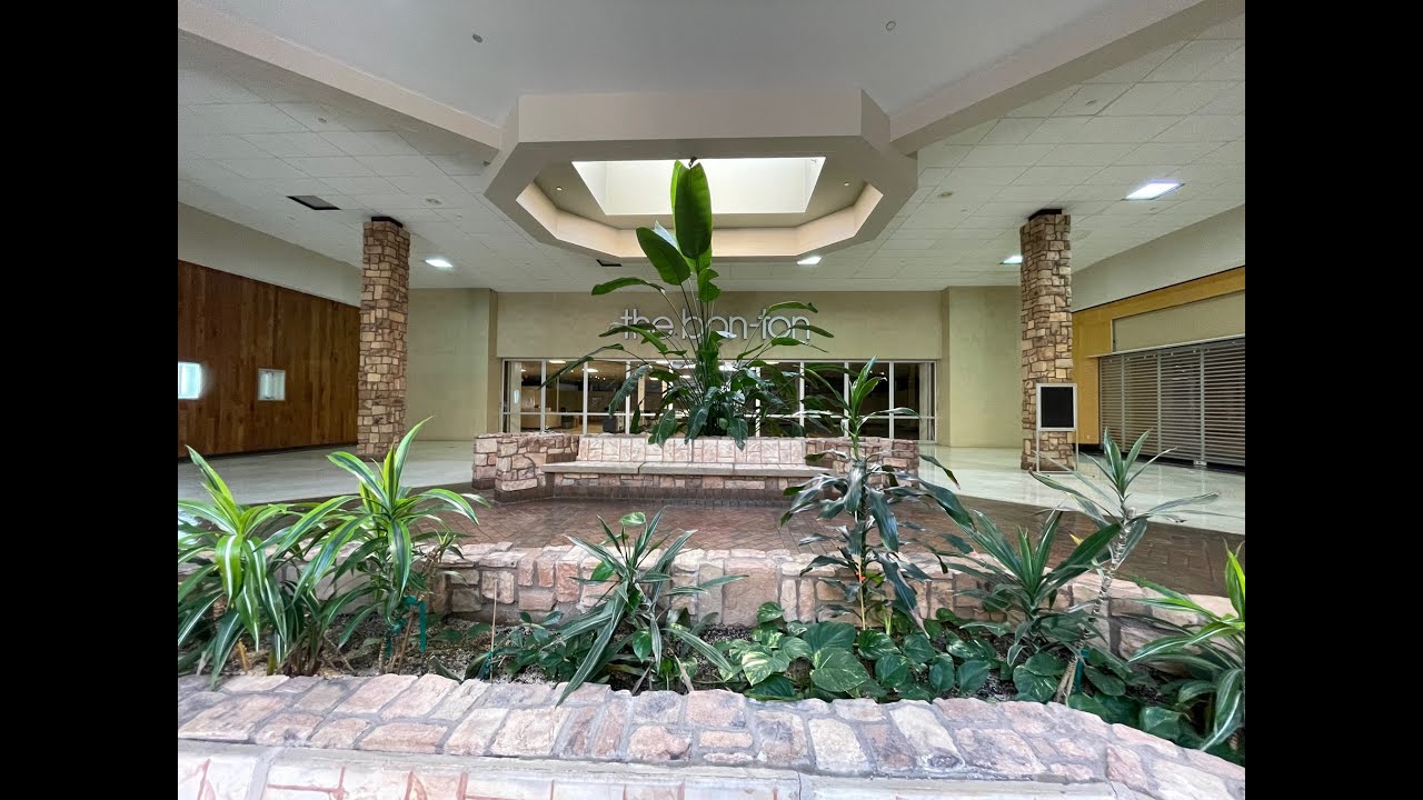 AWESOME 80S STYLE DEAD MALL: Cranberry Mall, Cranberry Township (Venango County), PA. February 2023.