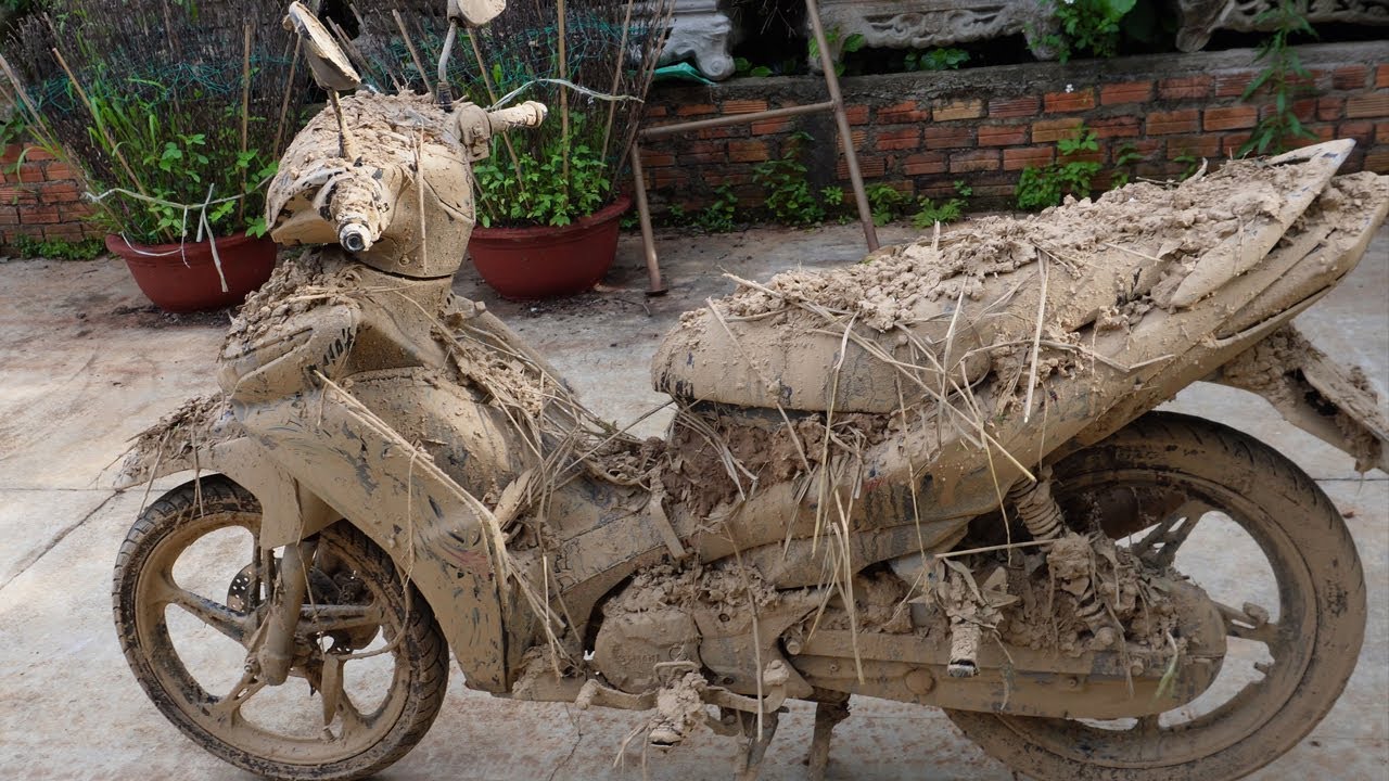 Cleaning up motorcycles that fell into the river 30 years ago.