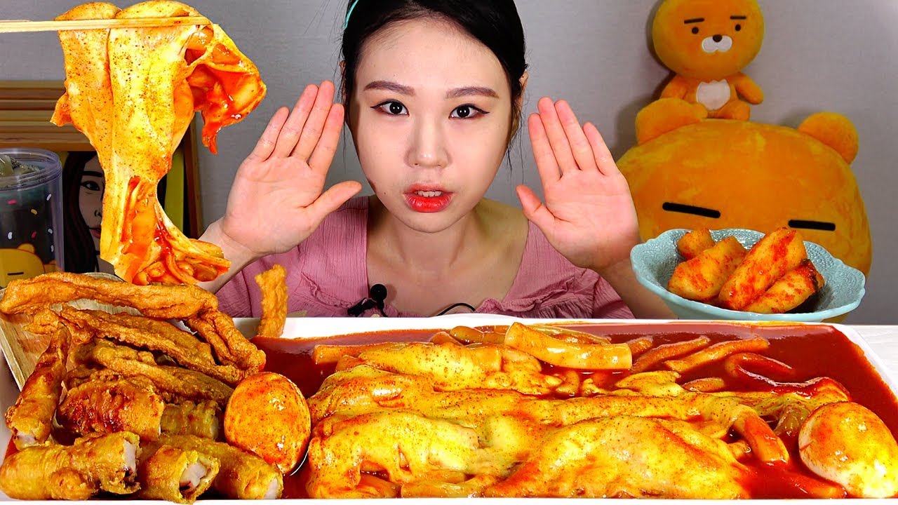 Сырный Tteokbokki, фритюр Рыба торт Полоски и кальмар Полоска Мок-Бэнг ест звук