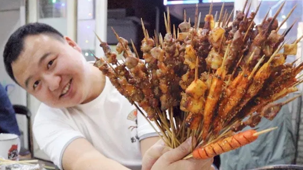Ah Qiang and his friends ate over a hundred skewers of barbecue, so amazing!