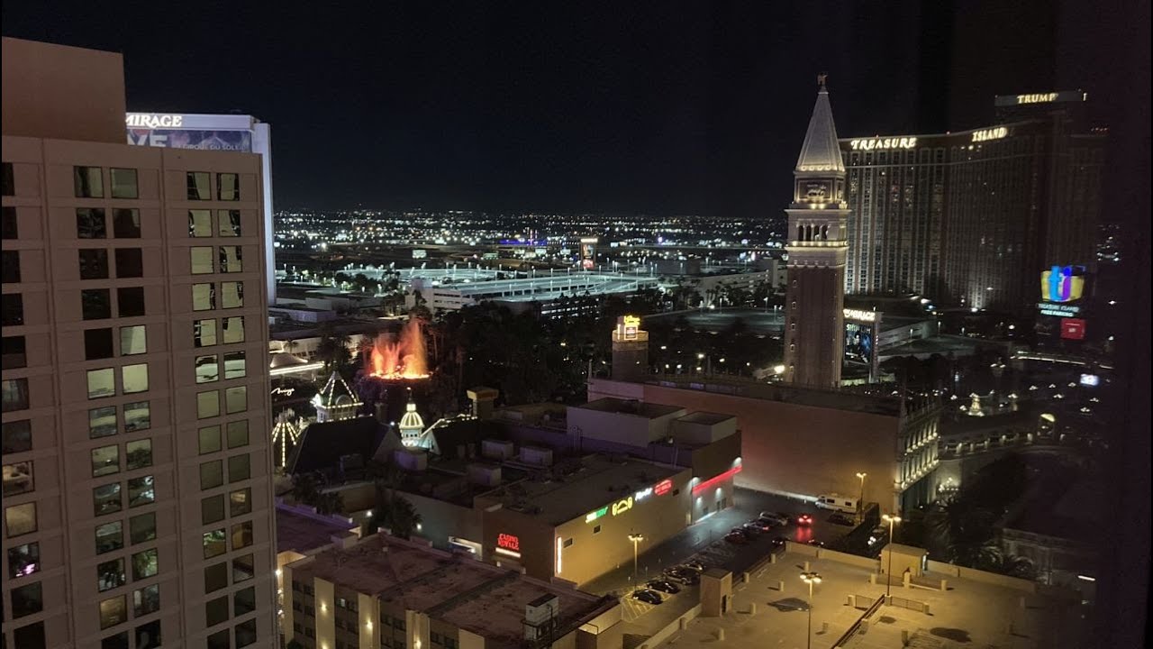 Harrah's - Valley Deluxe Room Two Queens Strip View (Las Vegas, NV)