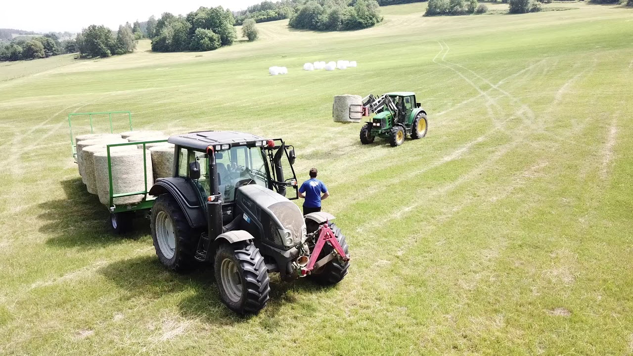 Svoz balíků---John Deere 6230 + Valtra N123 s Pronarem