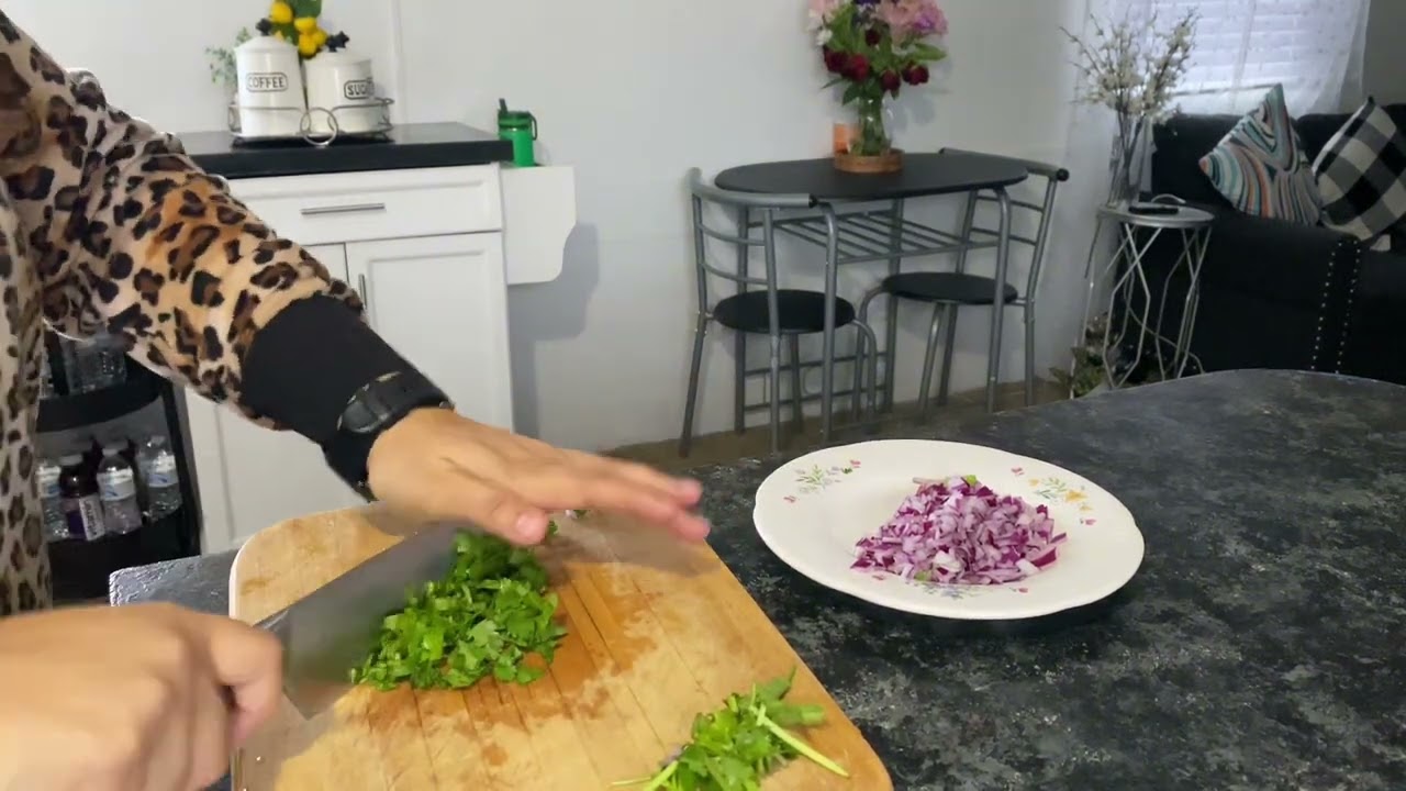 Como hacer una rica salsa verde típica mexicana en molcajete deliciosa. 