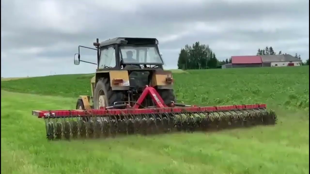 DEMUS rotary hoe working on Lucerne. URSUS | Motyka rotacyjna DEMUS pracująca w Lucernie w Polsce