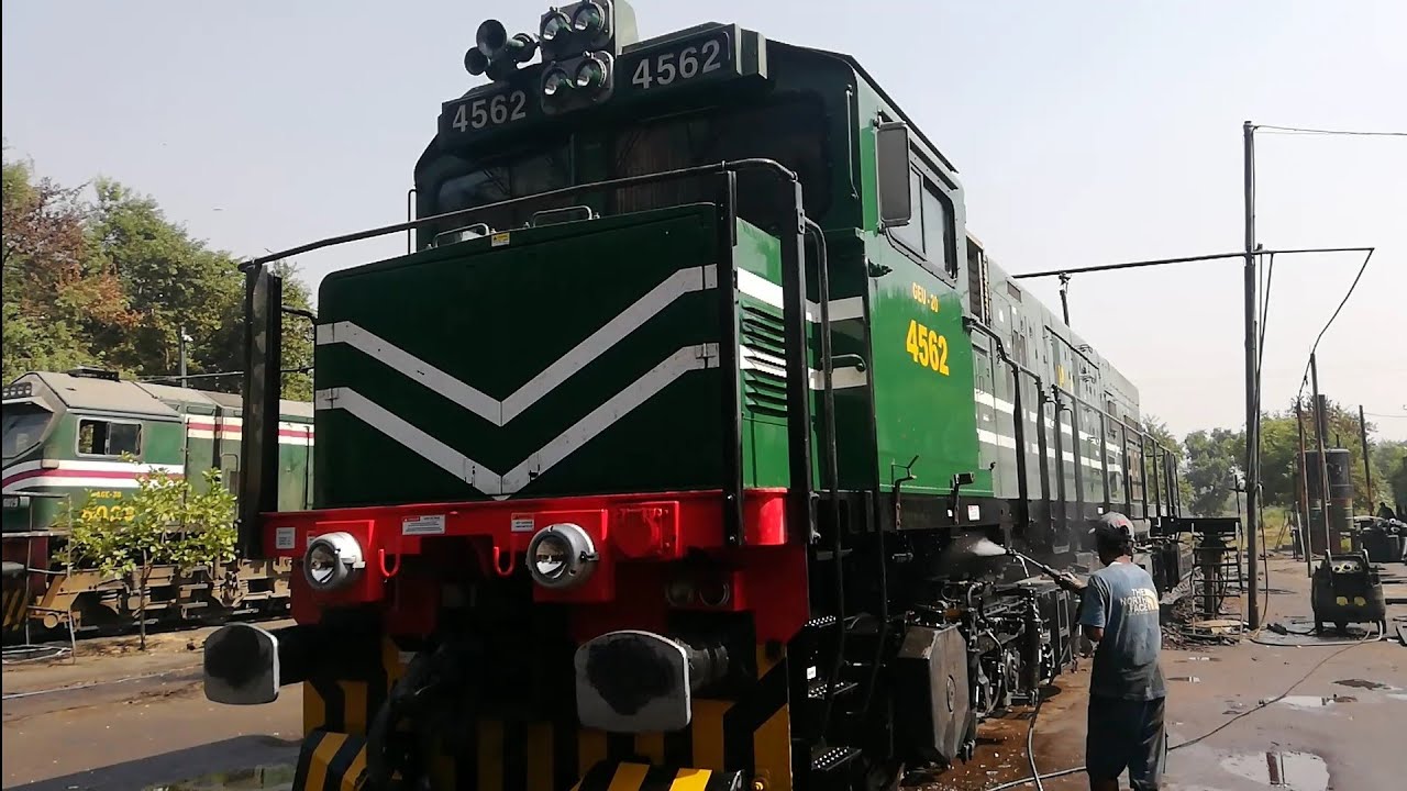 How to wash train engine Geu 20 American Locomotive Pakistan Railways washing line