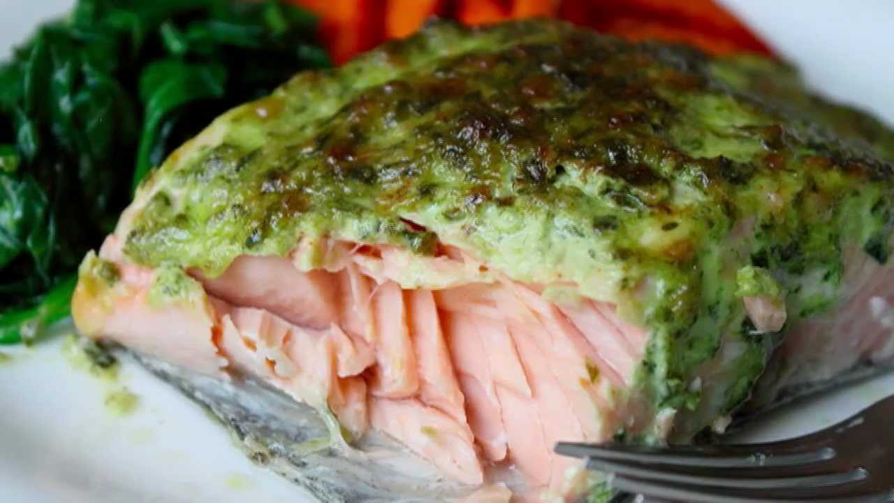 Рецепт лосося, запеченного в травяной корочке — простая техника приготовления рыбы на гриле
